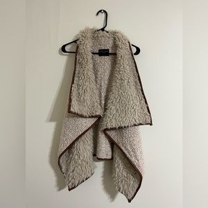 Love tree Sherpa vest. Size medium